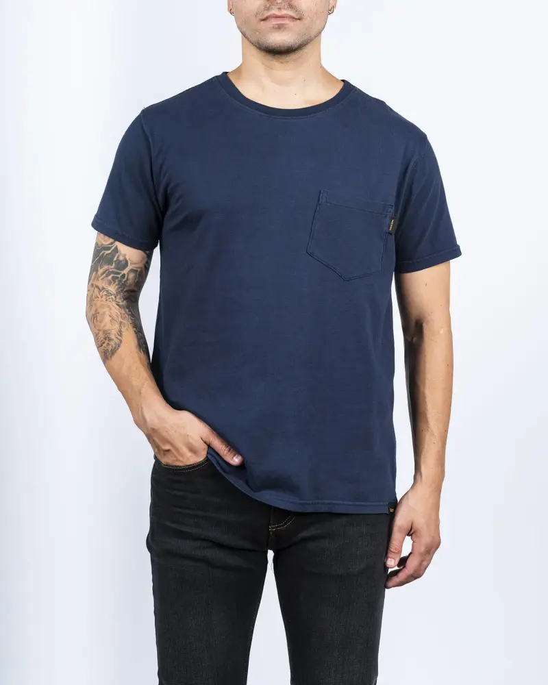REMERA CON BOLSILLO AZUL
